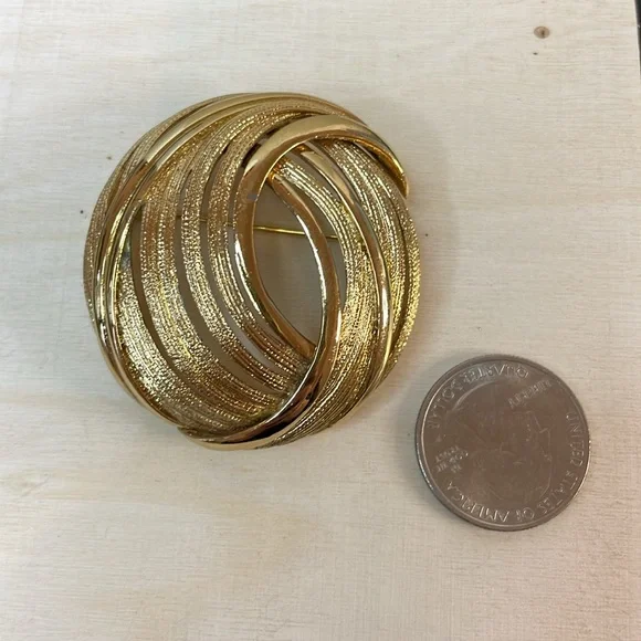 Monet gold tone large brooch - Picture 5 of 5